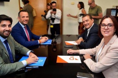 Un momento de las negociaciones entre el Partido Popular y Ciudanos en Murcia, en julio de 2019. En primer plano, Fernando López Miras, del PP y actual presidente, e Isabel Franco, de Ciudadanos, actual número dos del Gobierno autonómico murciano.-EFE