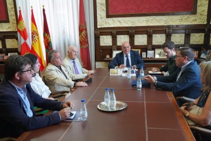 Guenther Eduardo Boelhohh, Jesús Mediavilla, Carnero, Arturo Santos y Juan José Zancada en el salón de recepciones del Ayuntamiento. -E.M.