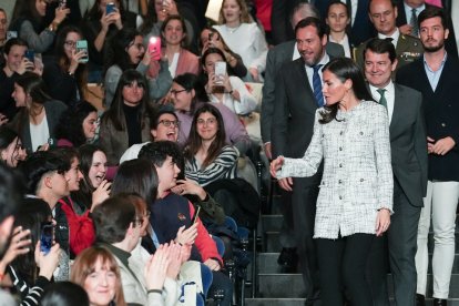 La Reina Letizia saluda a un grupo de jóvenes en el Tour del Talento 2023 de Valladolid. J.M. LOSTAU