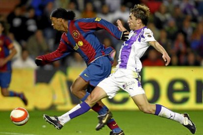 Rafa intenta cortar la internada de Ronaldinho en el Valladolid-Barcelona de la temporada 2007-2008.-MONTSE ÁLVAREZ