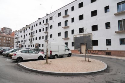 Casas que se están rehabilitando en la antigua casa cuartel de la Guardia Civil de Puente Colgante. J.M. LOSTAU