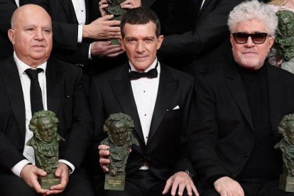 El productor Agustín Almodóvar, Antonio Banderas y Pedro Almodóvar, en la gala de los Goya, en la madrugada del domingo.-GETTY IMAGES / CARLOS ÁLVAREZ