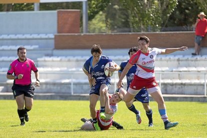 Un jugador del Ordizia frena el ataque del VRAC en el partido que abrió la jornada dominical.-JOSÉ C. CASTILLO