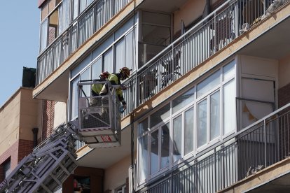 Desescombro de los restos de la explosión registrada anoche en la calle Goya de Valladolid. ICAL