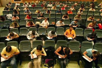 Foto de archivo de opositores en un examen