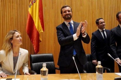 Pablo Casado aplaude a sus diputados y senadores, al inicio de la reunión de este lunes en el Congreso.-JOSÉ LUIS ROCA