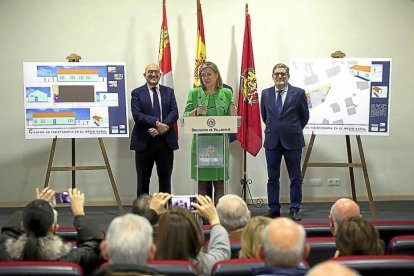 Jesús Julio Carnero, Pilar del Olmo y Julio Herrero durante la presentación de Fisiomer, ayer en Matapozuelos.-ICAL