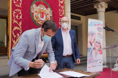 Conrado Íscar firma el convenio junto Jesús Herreras. - DIPUTACIÓN DE VALLADOLID