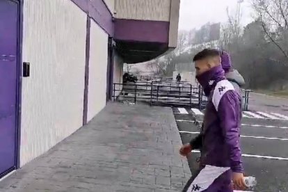 Stipe Biuk se dirige al vestuario después de su primer entrenamiento como blanquivioleta. EL DESMARQUE