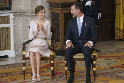 El rey Felipe VI y la reina Letizia, durante la ceremonia de imposición de condecoraciones de la Orden del Mérito Civil del 2015.-JUAN CARLOS HIDALGO (EFE)