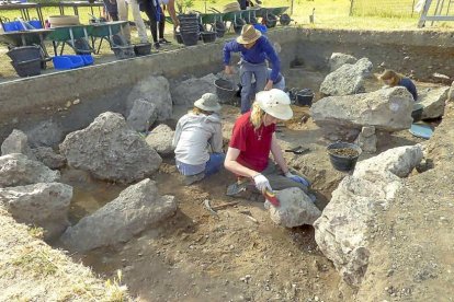 Alumnos internacionales durante el primer turno de la excavación-CEVFW