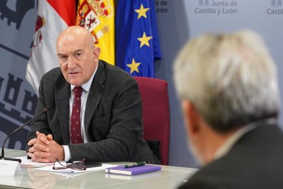 Jesús Julio Carnero durante la reunión con representantes del colegio de farmacéuticos, Fecosva, Avadeco, y la Cámara de Comercio. / ICAL