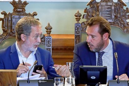 Manuel Saravia y Óscar Puente, dialogan en una imagen de archivo durante un pleno de este mandato.-J. M. LOSTAU