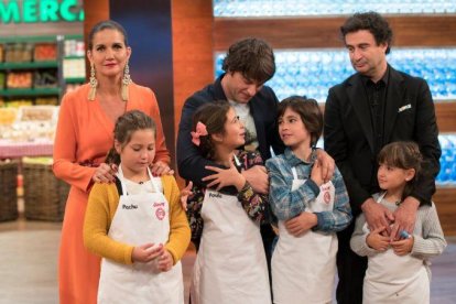 El jurado con los finalistas de Masterchef junior 6:  Pachu, Paula, Josetxo y Candela.-RTVE