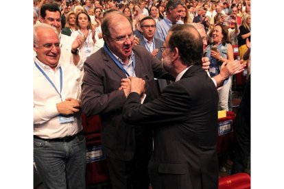 El presidente de la Junta, Juan Vicente Herrera, saluda al presidente del Partido Popular, Mariano Rajoy, durante la inauguración del Congreso extraordinario del partido.-JUAN LÁZARO / ICAL