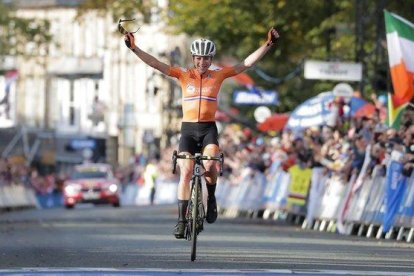 Annemiek van Vleuten celebra su triunfo en los Mundiales de Yorkshire.-MANU FERNÁNDEZ (AP)
