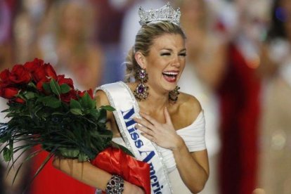 Mallory Hytes, Miss Nueva York, reacciona emocionada a su nominación como Miss América 2013.-ISAAC BREKKEN / AP