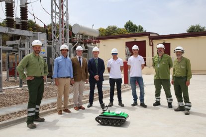 El director ejecutivo de Arbórea Intellbird, Carlos Bernabeu, y el delegado de Iberdrola en Castilla y León, Miguel Calvo, presentan el robot Antecursor I. / E. M.