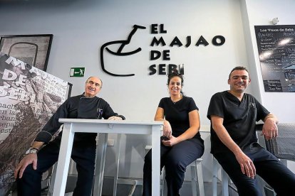 De i. a d.: Sebi Carbajo, Noelia Tejero y Víctor Peñalba, en el interior del restaurante. En la foto pequeña, detalle de un plato de potaje de garbanzos.-PHOTOGENIC / P. REQUEJO