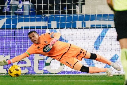 Masip se estira ante un balón  que se marchó fuera en el reciente partido de Leganés.REAL VALLADOLID