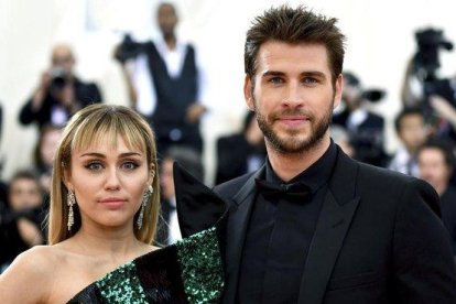 Miley Cyrus y Liam Hemsworth posan en el ’photocall’ de la gala solidaria del Metropolitan Museum of Art s Costume, el pasado mayo en Nueva York.-