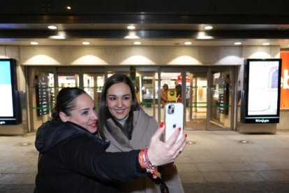 Dos trabajadoras se hacen un selfie en su último día en El Corte Inglés de Constitución en Valladolid.-J. M. LOSTAU