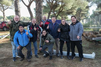 Mario Leal, en el centro agachado, con su grupo de moteros en Pingüinos.-J. M. LOSTAU