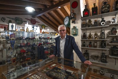 Julio García, en el interior de su Museo del Ferrocarril III Generaciones, en Ircio, Burgos. ArgiComunicación