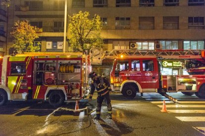 Tres personas han resultado intoxicadas como consecuencia de un incendio en la plaza España.-DAVID ARRANZ / ICAL