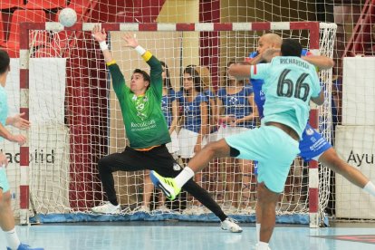 Partido Liga Asobal entre el Recoletas Atlético Valladolid y el FC Barcelona. / J.M. LOSTAU