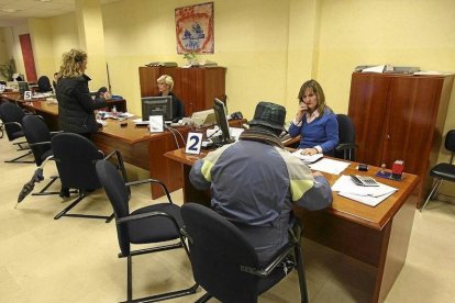 Oficina de recaudación del Ayuntamiento en la plaza Santa Ana. -E.M.