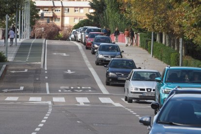 Hilera de coches en el  carril del  puente del Poniente para vehículos privados.- PHOTOGENIC