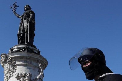 Un policía francés junto en la Plaza de la República el pasado sábado 23 de abril.-YVES HERMAN / REUTERS