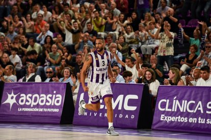 Mike Torres celebra con el público la canasta ganadora ante Menorca. / RVB