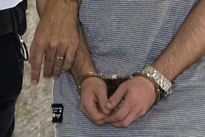 Un hombre detenido por la Policía Nacional, en una imagen de archivo.