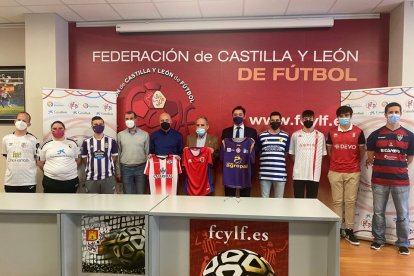 Jugadores de los equipos participantes junto a representantes de la FCyLF, Fedeacyl y Caixabank, ayer en la sede la Territorial de Fútbol. G.VELASCO
