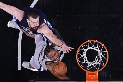 Marc Gasol intenta taponar una canasta de Leonard, en el partido de San Antonio-LARRY W. SMITH