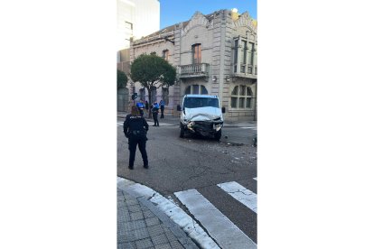 Estado en el que quedó la furgoneta siniestrada. E.M.