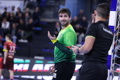 César Pérez conversa con un árbitro en el partido jugado en Granollers. /EL MUNDO