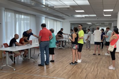 Votación en una mesa electoral de Valladolid.-E. M.