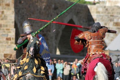 Torneo del Passo Honroso a los pies del puente medieval de piedra.-ICAL