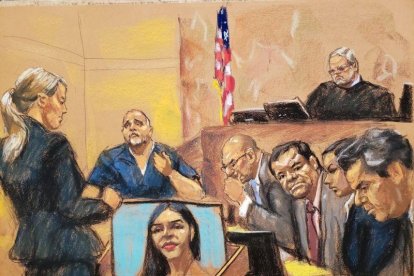 Reproduccion fotografica de un dibujo realizado por la artista Jane Rosenberg donde aparece la asistente del Fiscal de Estados Unidos  Gina Parlovecchio  mientras hace preguntas al testigo de la Fiscalia  el colombiano Alex Cifuentes.-JANE ROSENBERG/ EFE