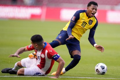 Paraguay's Junior Alonso (L) and Ecuador's Gonzalo Plata vie for the ball during their South American qualification football match for the FIFA World Cup Qatar 2022 at the Rodrigo Paz Delgado Stadium in Quito on September 2, 2021. (Photo by Dolores Ochoa / various sources / AFP)