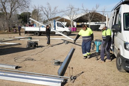 Montaje de las instalaciones para la celebración de Pingüinos.- J.M. LOSTAU