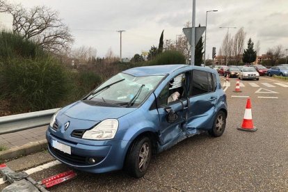 Choque entre dos turismos en la Ronda Interior de Valladolid-POLICÍA LOCAL DE VALLADOLID
