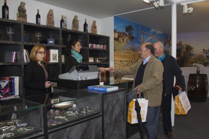 Gonzalo y José María Vale, dos hermanos sacerdotes de Portugal, los primeros en visitar ‘Las Edades’,-M. DENEIVA