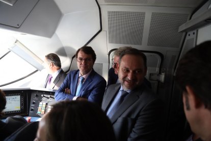 Alfonso Fernández Mañueco y José Luis Ábalos, en un momento del trayecto en el tren.-ICAL