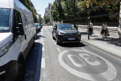 Un coche circula por una calle con la velocidad limitada a treinta. J.M. LOSTAU