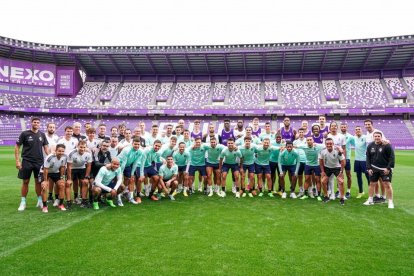 Plantillas del Real Valladolid unidas en Zorrilla. / RV / I. SOLA