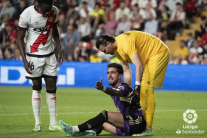 Monchu en el suelo pide penalti.
